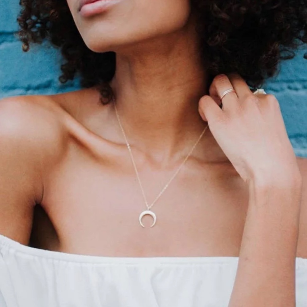 • Melina • Crescent Moon Necklace - Picture 2 of 4
